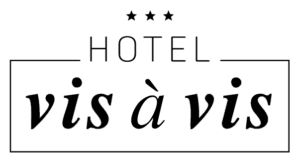 Logo eines Hotels mit drei Sternen und dem Namen "Hotel vis à vis"