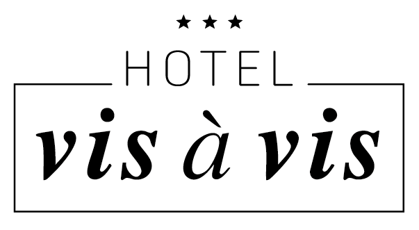 Logo eines Hotels mit drei Sternen und dem Namen "Hotel vis à vis"