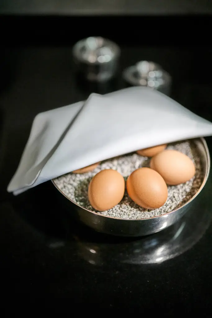 Schale mit Eiern und Salzstreuer