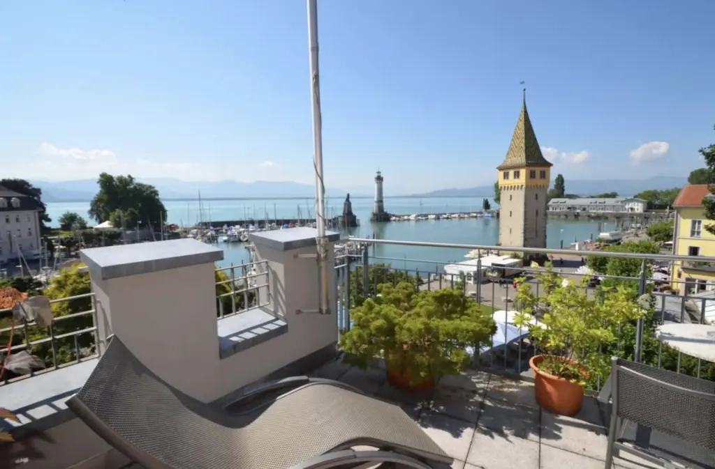 Blick auf Hafen und Turm von Lindau