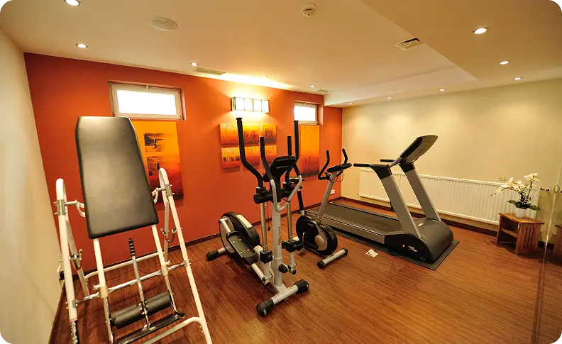 Kleines Fitnessstudio mit Geräten