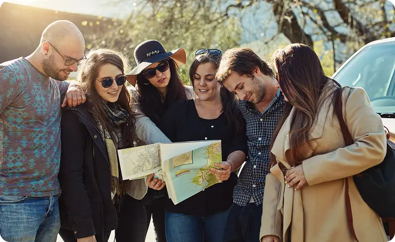 Freunde schauen gemeinsam auf einer Karte nach