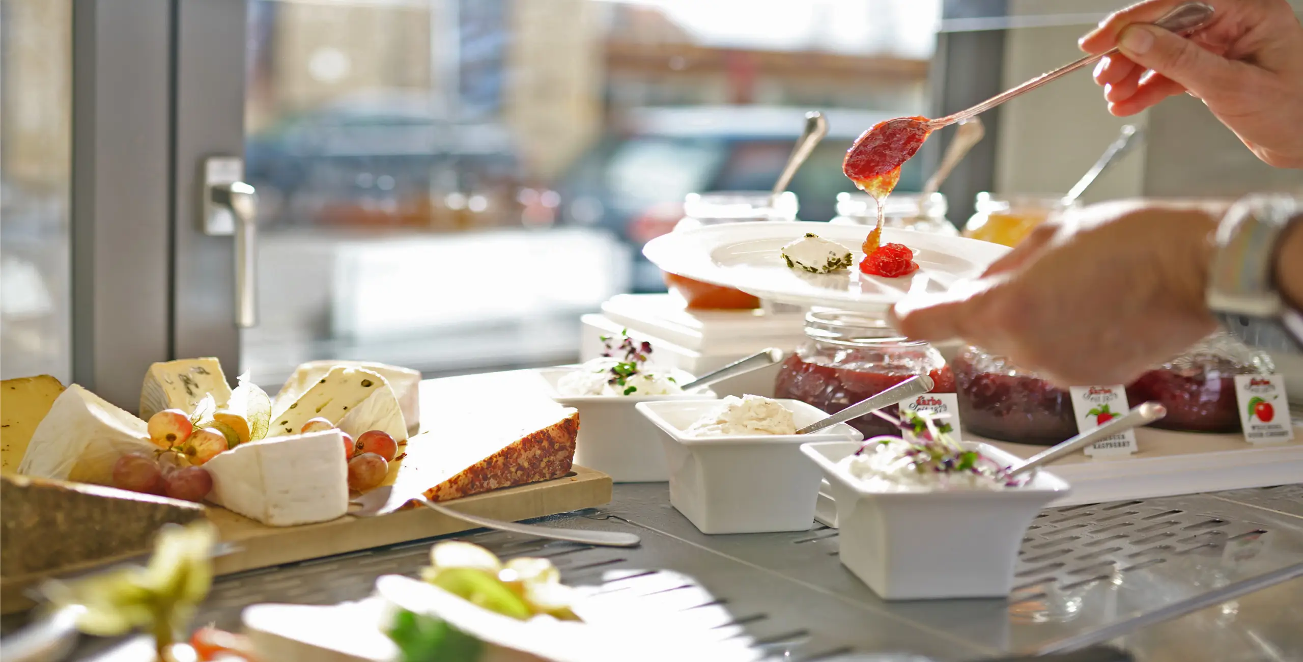 Buffet mit verschiedenen Speisen