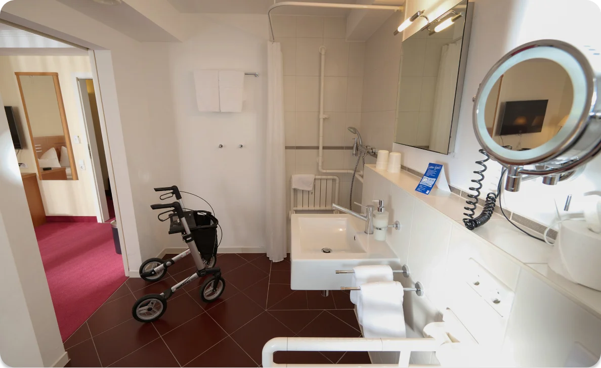 Barrierefreies Badezimmer mit Rollstuhl