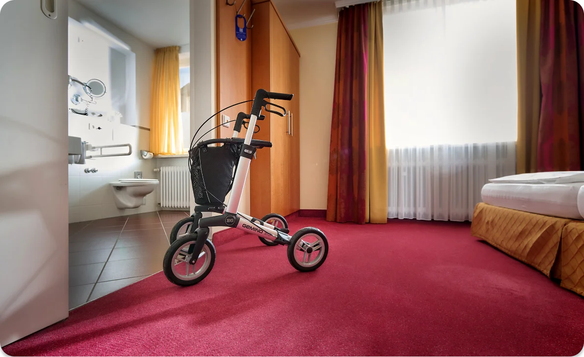 Rollator im barrierefreien Hotelzimmer