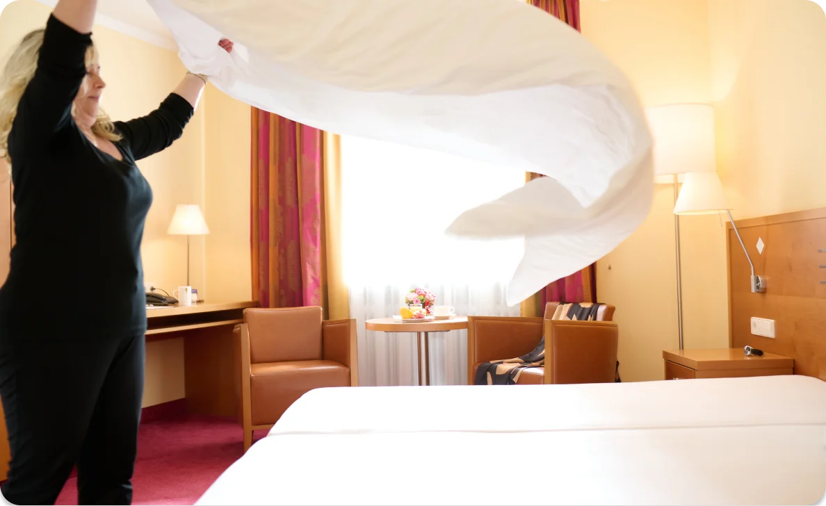 Hotelzimmer bei der Reinigung