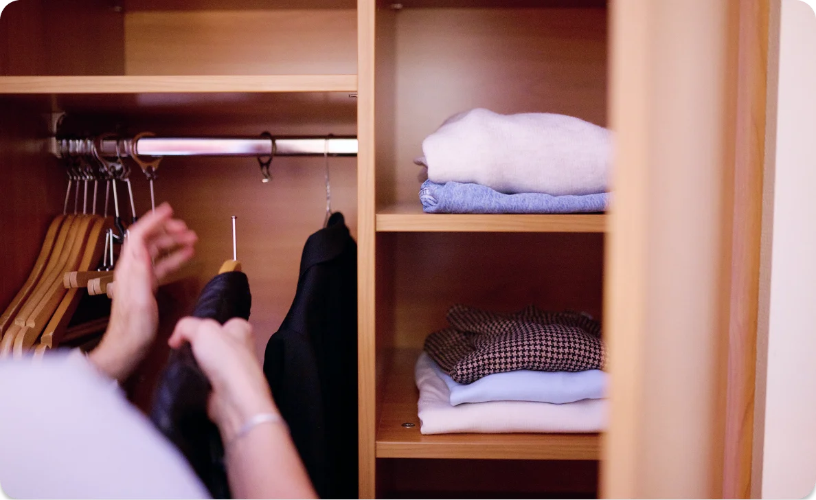 Kleiderschrank mit ordentlich gefalteter Kleidung
