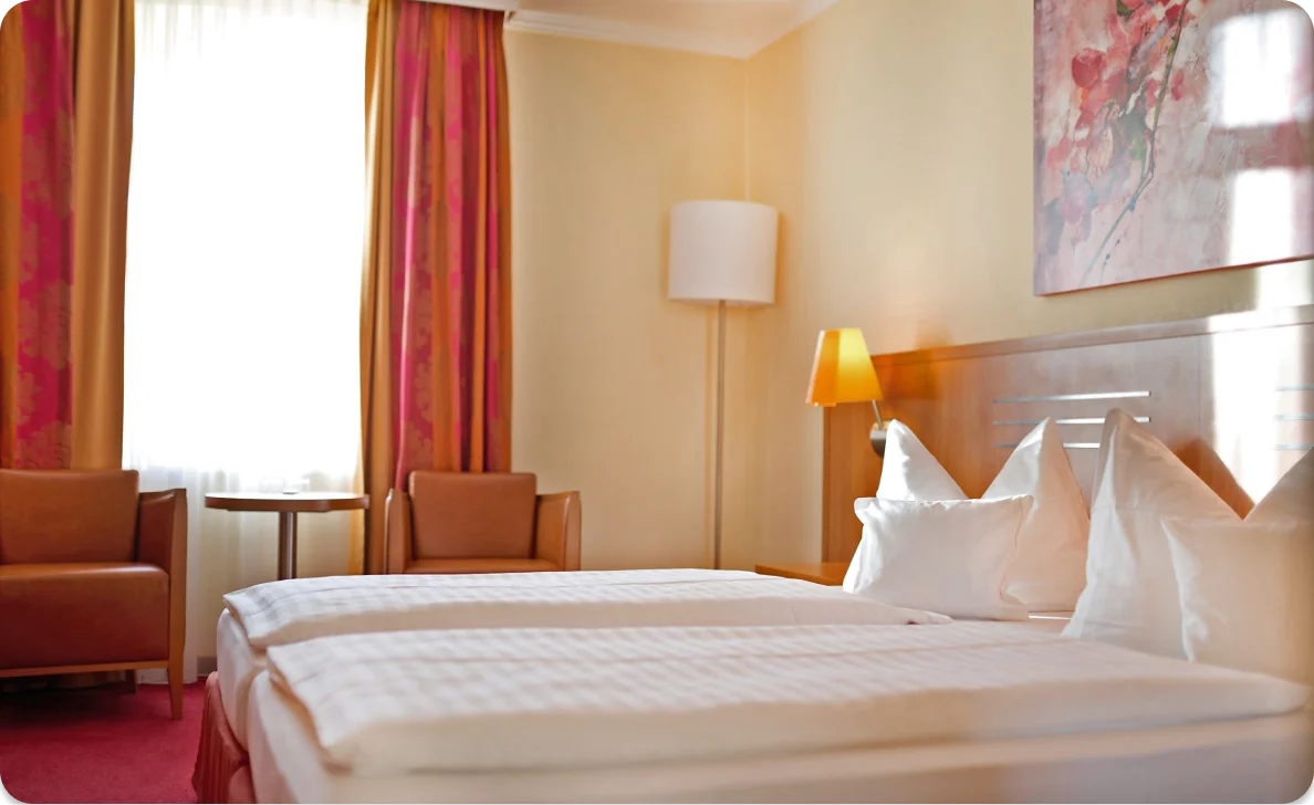 Hotelzimmer mit Bett und Sesseln