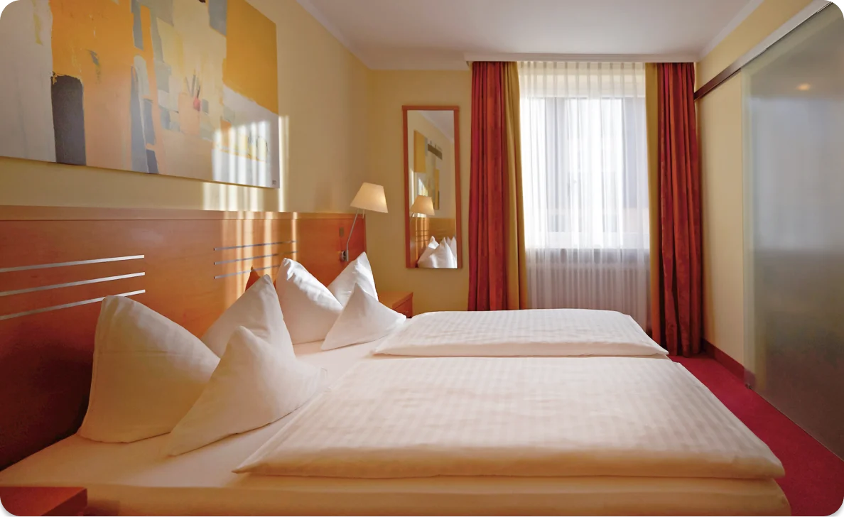 Hotelzimmer mit Bett und Nachttischlampe