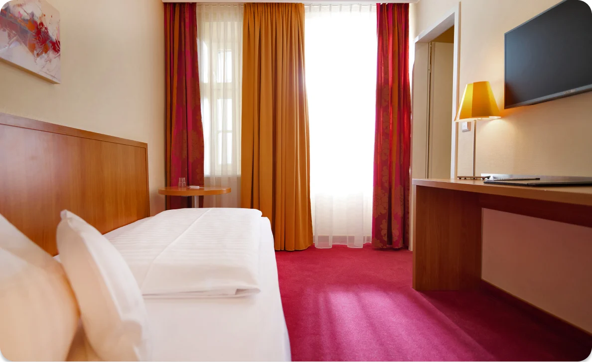 Hotelzimmer mit Bett und Schreibtisch