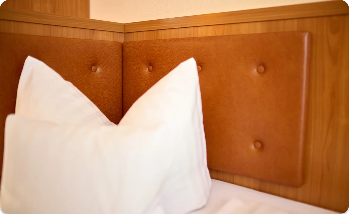 Weiches Kissen auf braunem Kopfteil