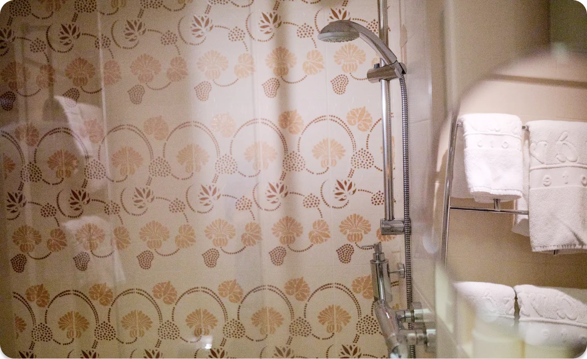 Hotelbad mit Dusche und Handtüchern