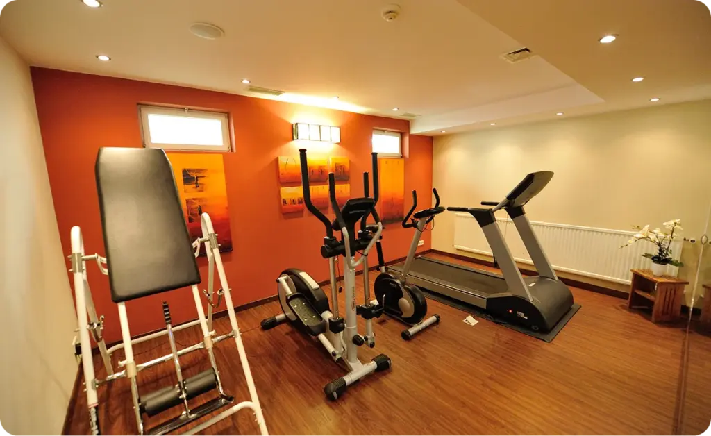 Fitnessraum mit Trainingsgeräten