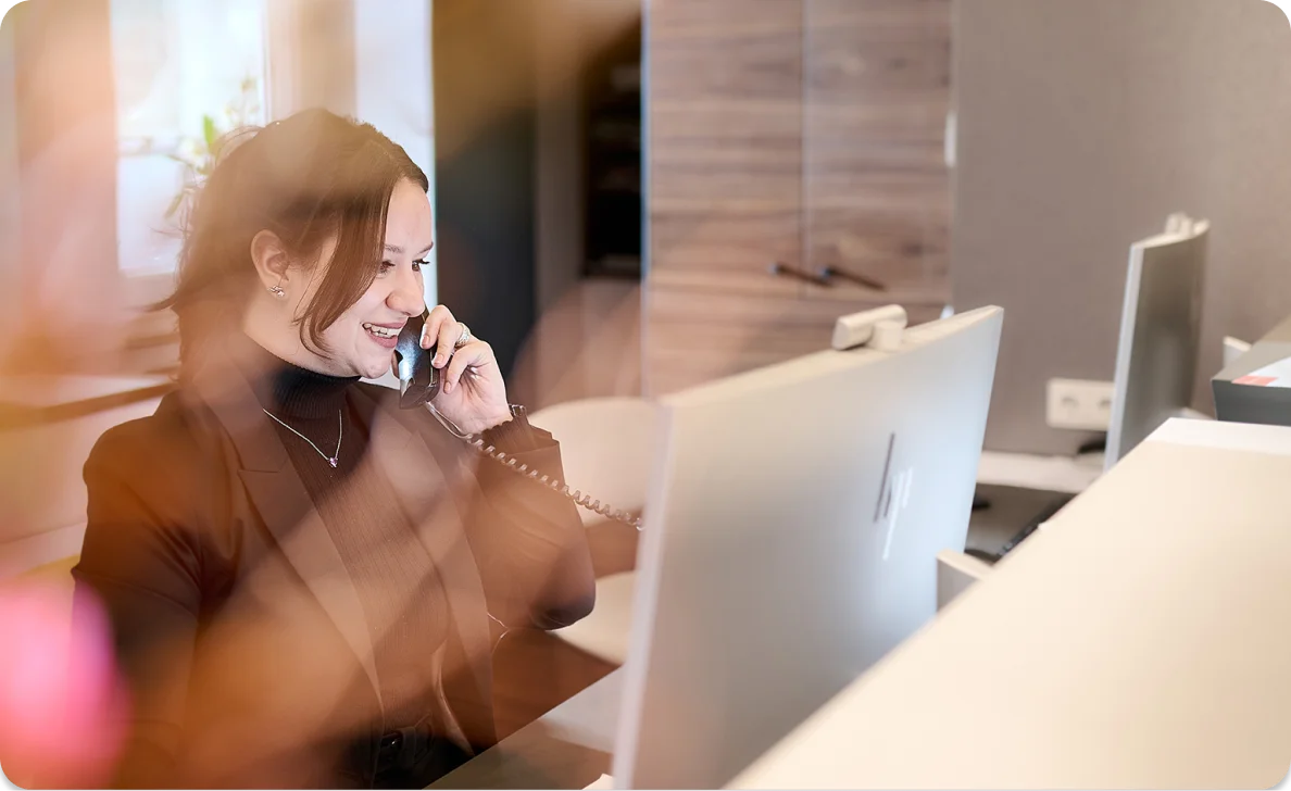 Frau am Schreibtisch telefoniert