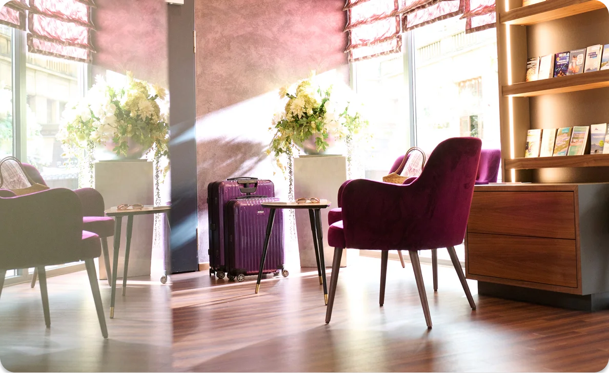 Empfangsbereich mit Gepäck