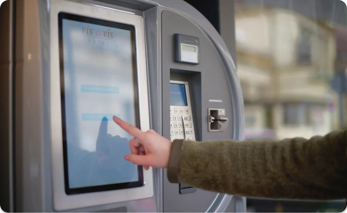 Person nutzt Geldautomat