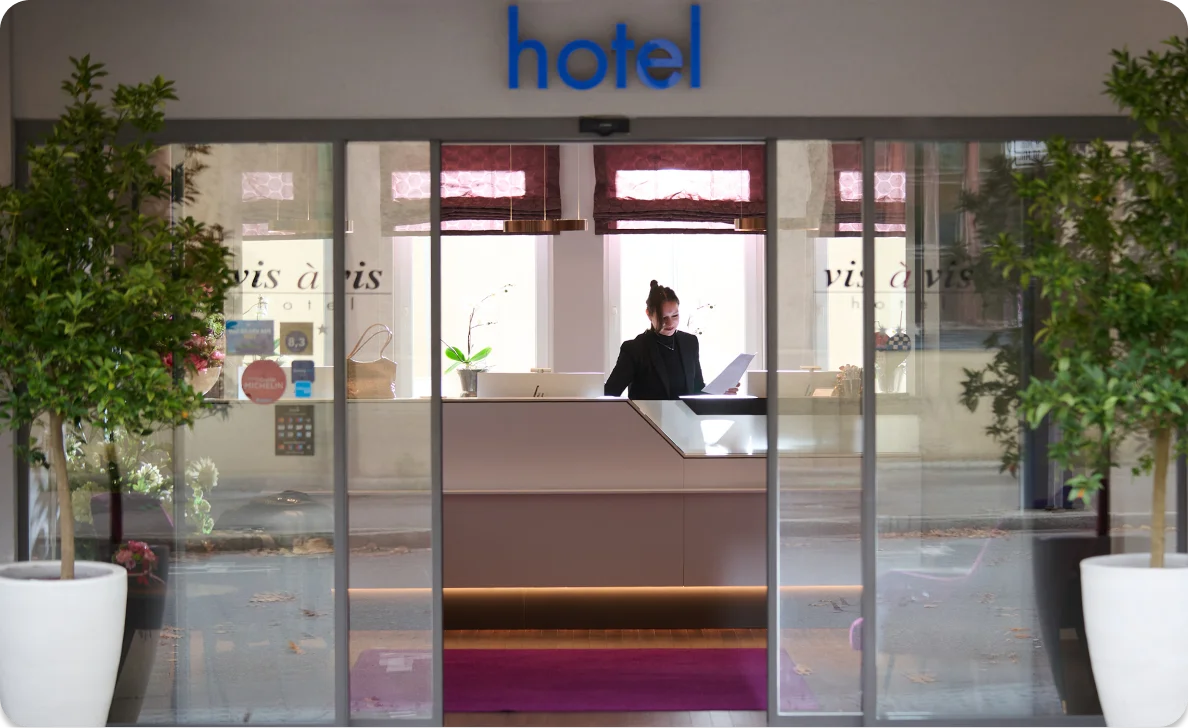 Hotelrezeption mit Mitarbeiterin