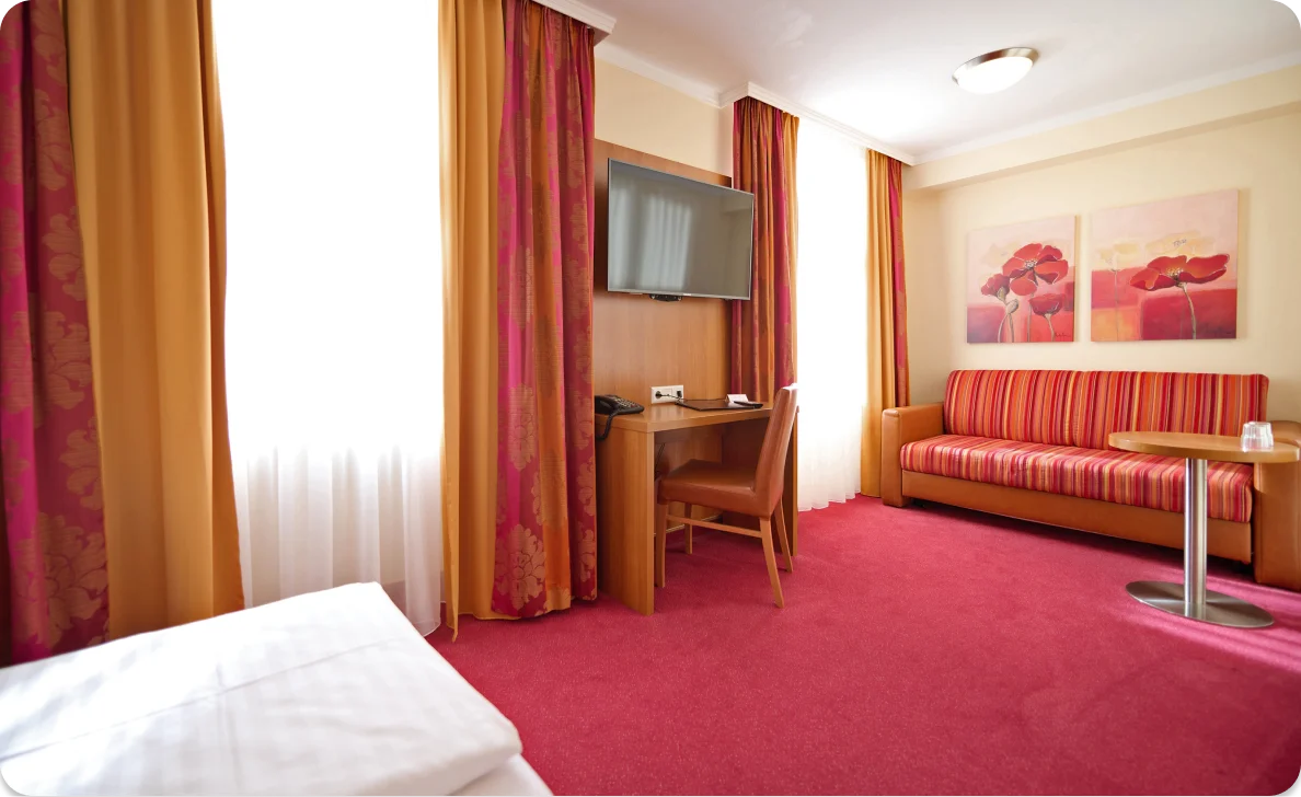 Hotelzimmer mit Schreibtisch und Sofa