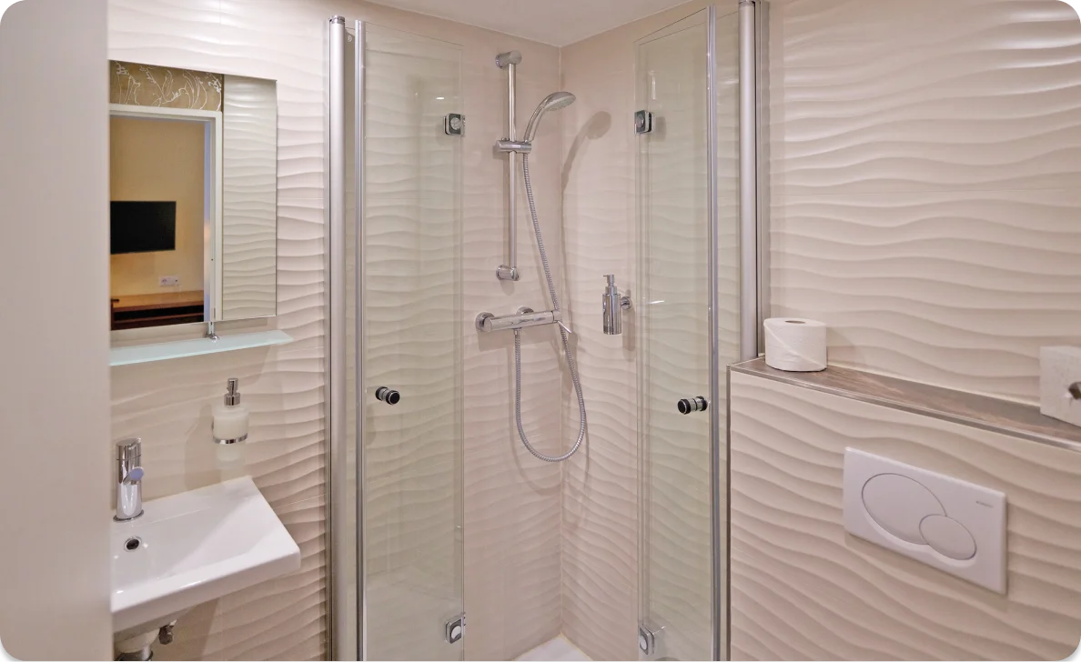 Modernes Badezimmer mit Dusche und Waschbecken