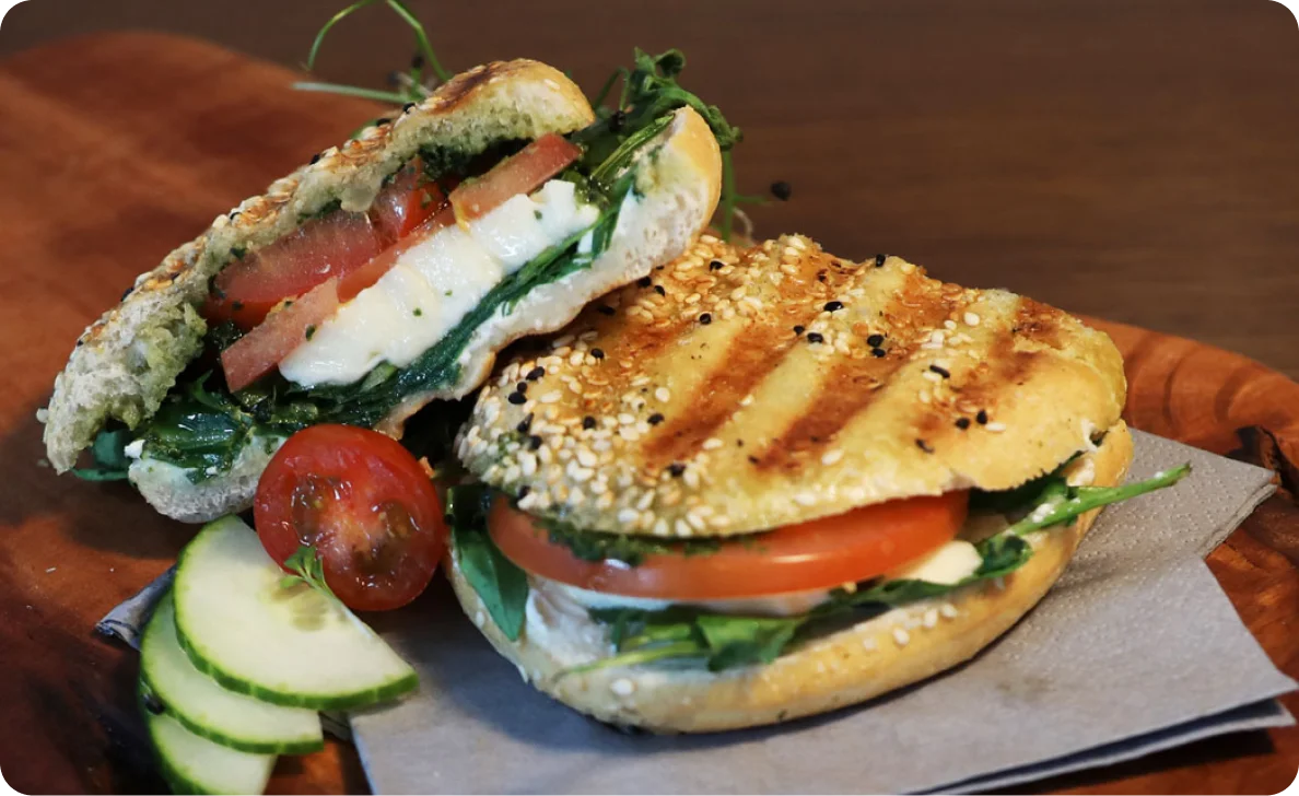 Sandwich mit Gemüse auf einem Teller