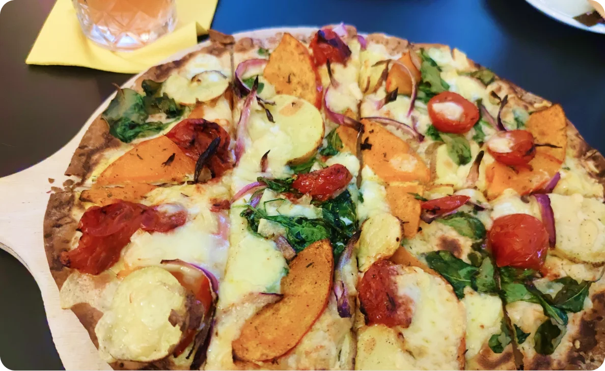 Pizza mit verschiedenen Belägen auf einem Teller