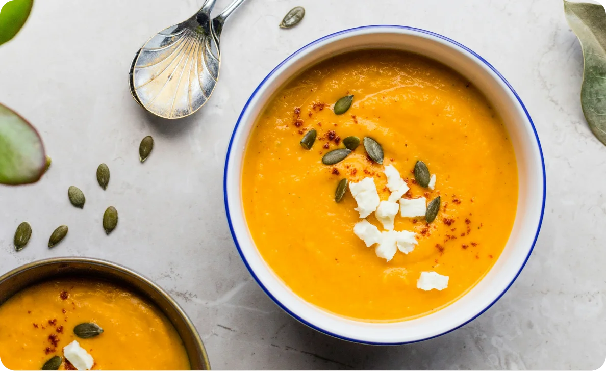 Kürbissuppe in einer Schüssel