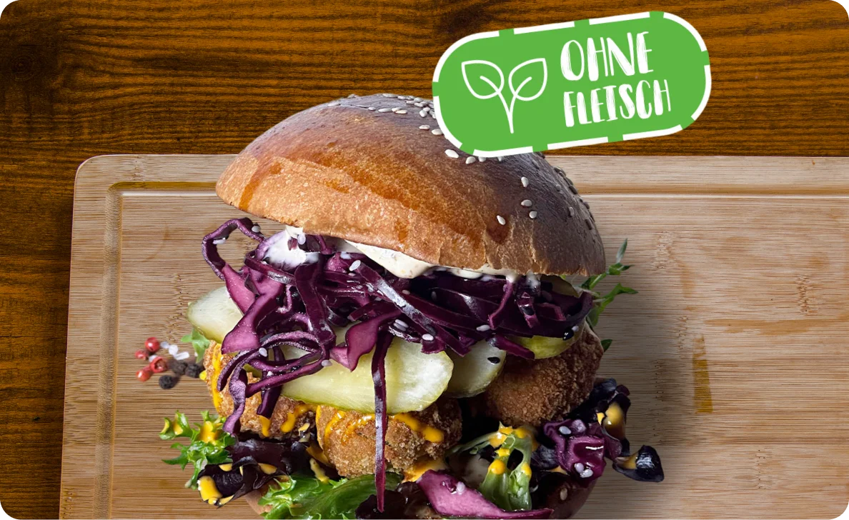 Burger mit Gemüse auf einem Schneidebrett