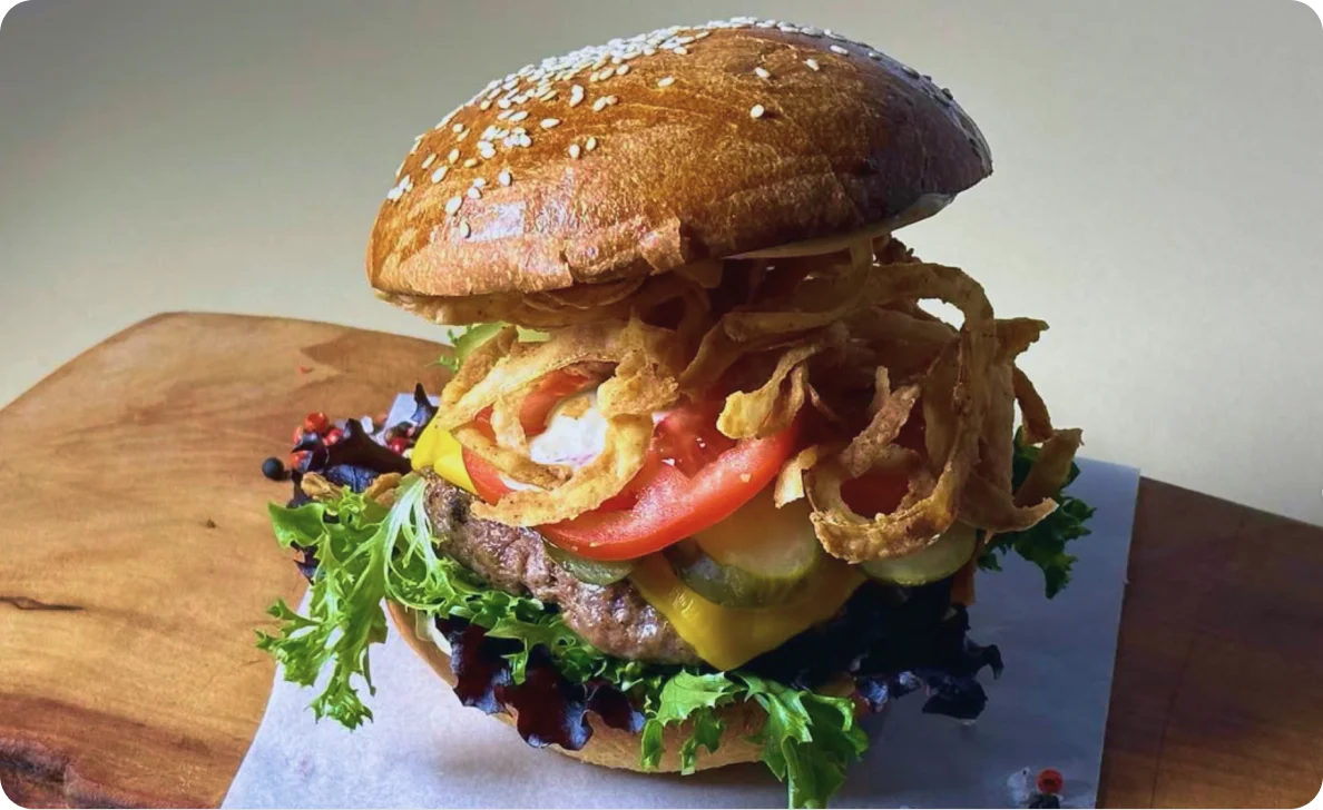 Burger mit Gemüse und Fritten auf einem Teller