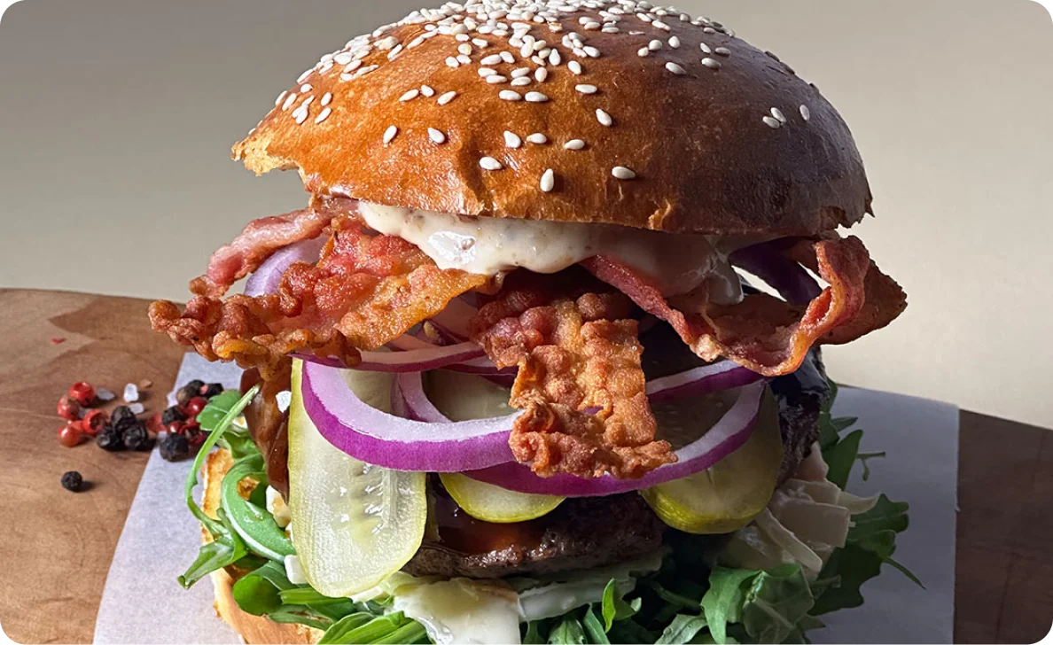 Luxusburger mit Speck und Gemüse