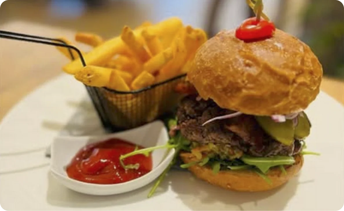 Gourmetburger mit Pommes und Ketchup