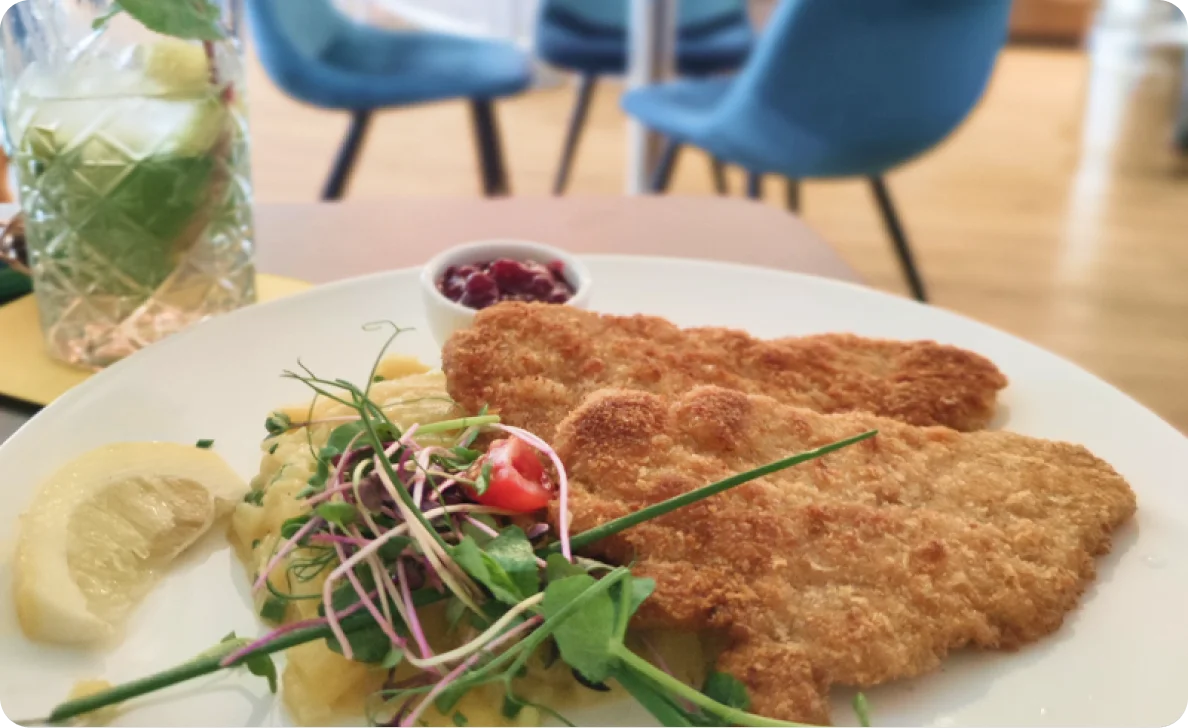 Gebratenes Schnitzel mit Salat und Getränk