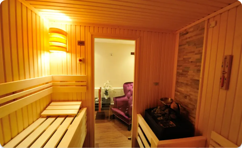 Innenraum einer Sauna mit Holzwänden und Bänken