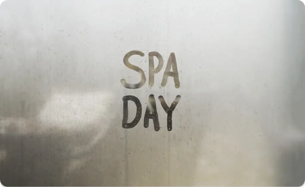 Nebeliger Spiegel mit "Spa Day" Schriftzug