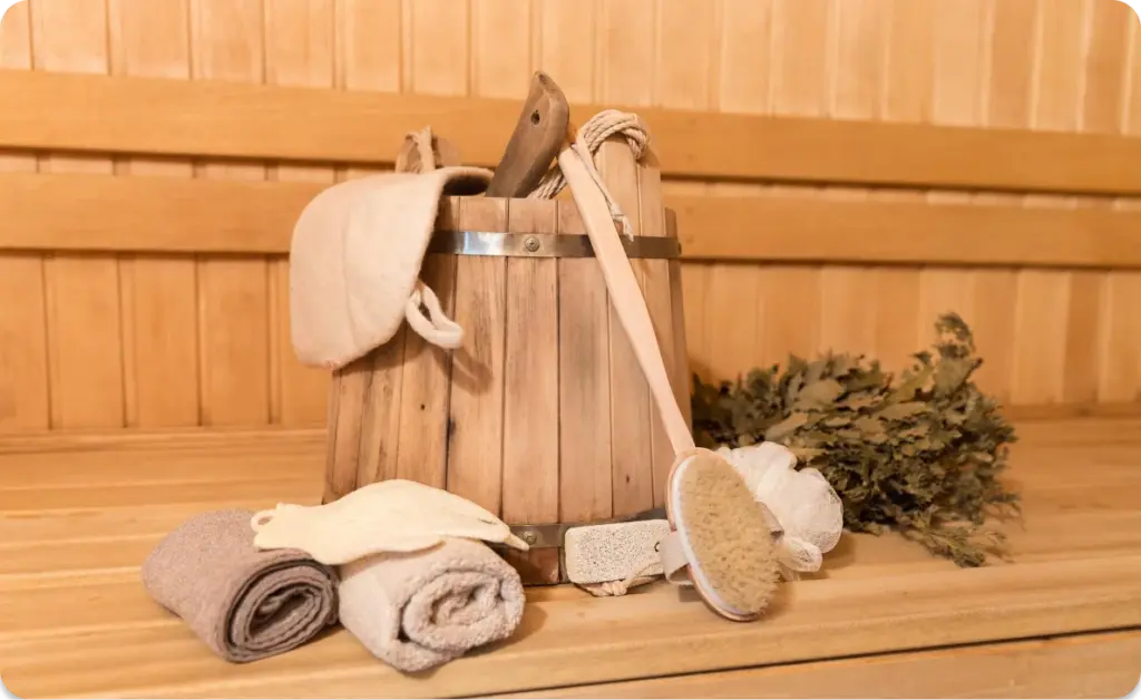 Wellnessutensilien in Holzkorb