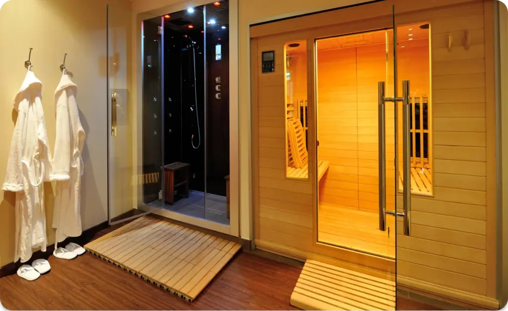 Wellnessbereich mit Dusche und Sauna