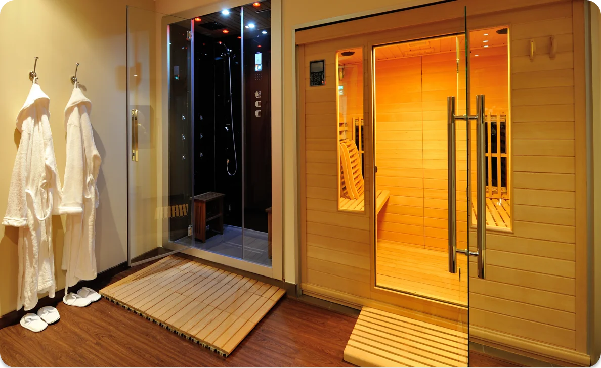 Wellnessbereich mit Dusche und Sauna