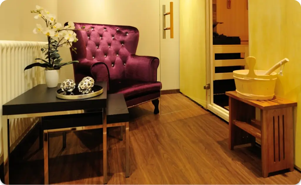 Wohlfühlbereich mit lila Sessel und Dekoration